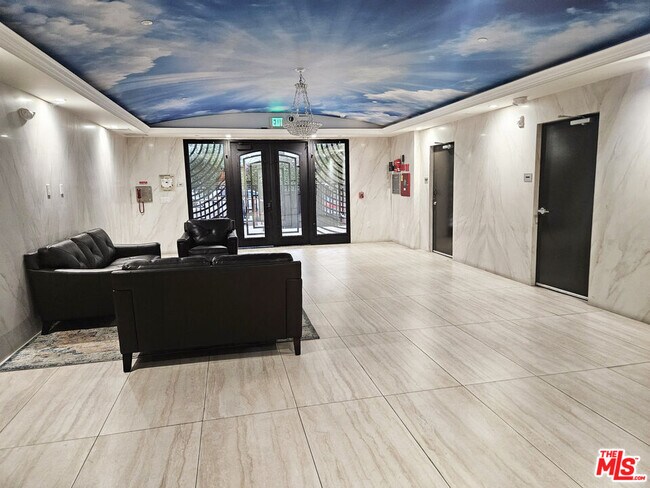 Building Photo - 944 S Serrano Ave