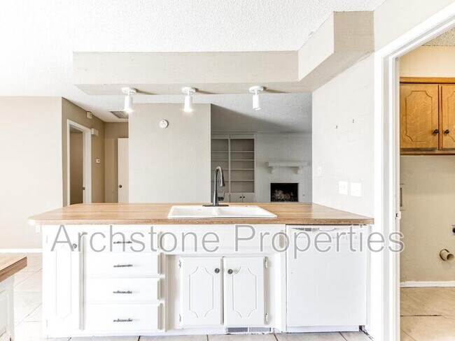Building Photo - 6605 Lyrewood Ln