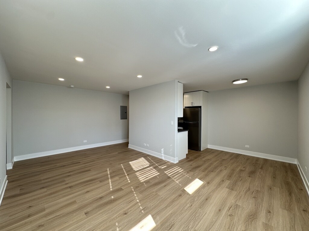 Building Photo - 535 W Aldine Ave