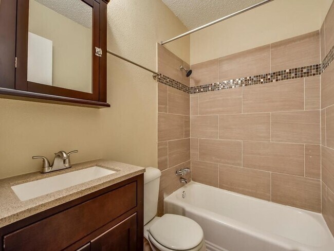 Building Photo - Great pricing for a 2 bedroom so close to Downtown and UT #106