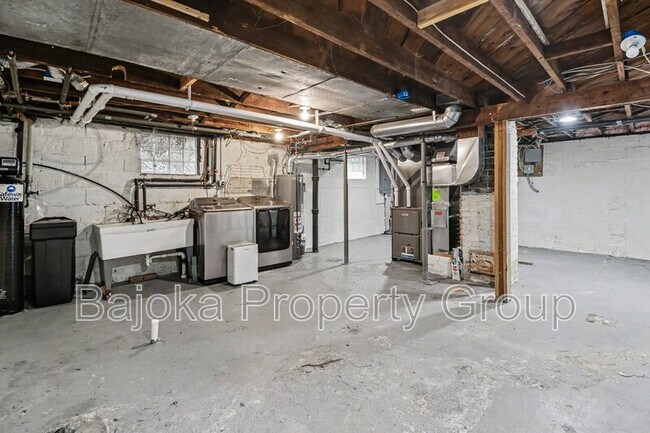 Building Photo - 127 Drace St