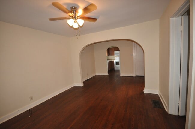 Building Photo - Apollo-Pre-Leasing Now for the Fall Semest...