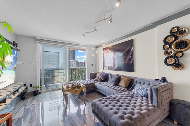 Building Photo - 1345 Lincoln Rd