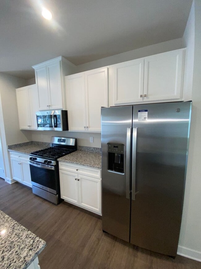 Building Photo - Edge at Azalea