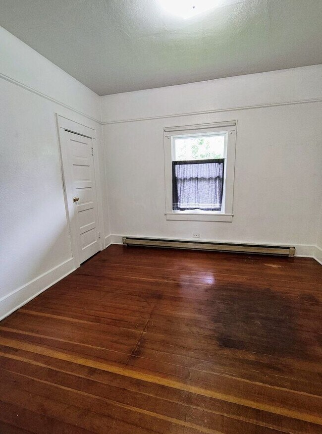 Building Photo - Adorable 3 Bedroom 1 Bath Cape Cod Home