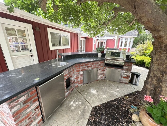 Building Photo - 4 Bed 4.5 Bath, Beautiful Home With Pool A...
