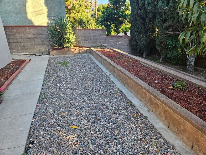 Building Photo - 9966 Glencrest Cir