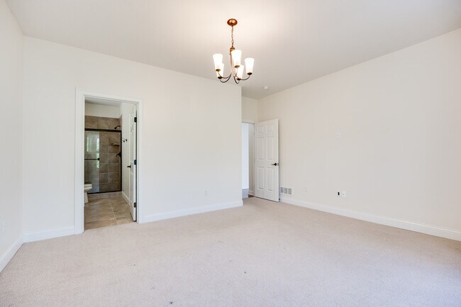 Building Photo - 208 Pointe Oakwood Way