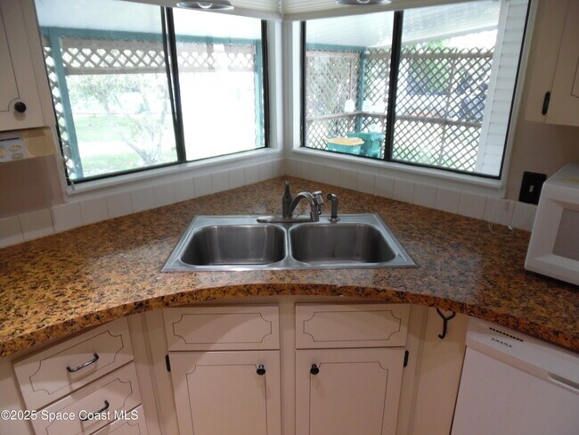 Building Photo - 327 Macadamia Dr