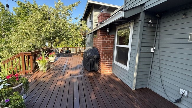 Building Photo - Pristine Single-Family Home in the Heart o...
