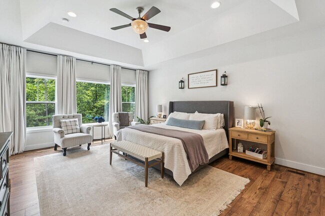 Building Photo - Impressive 6 Bed 4.5 Bath Single-Family Ho...