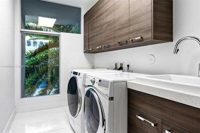 Building Photo - 300 Royal Plaza Dr