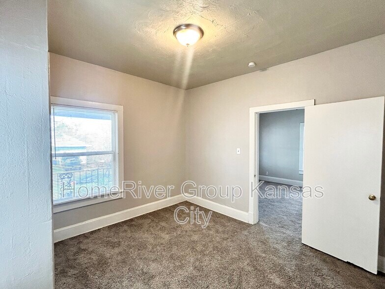 Building Photo - 1305 Oakley Ave