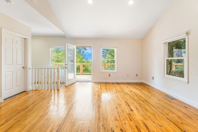 Building Photo - Asheville Rental-Kenilworth Area!