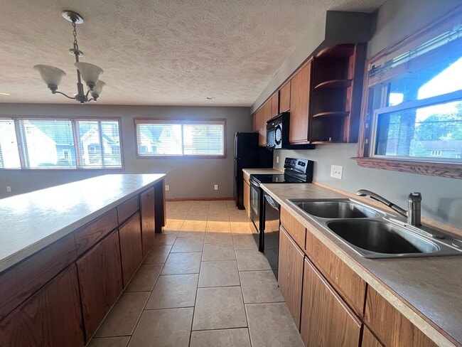 Building Photo - Adorable 2 bedroom home in the Silver Lake...