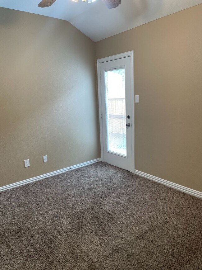 Building Photo - 991 Sierra Vista Ct