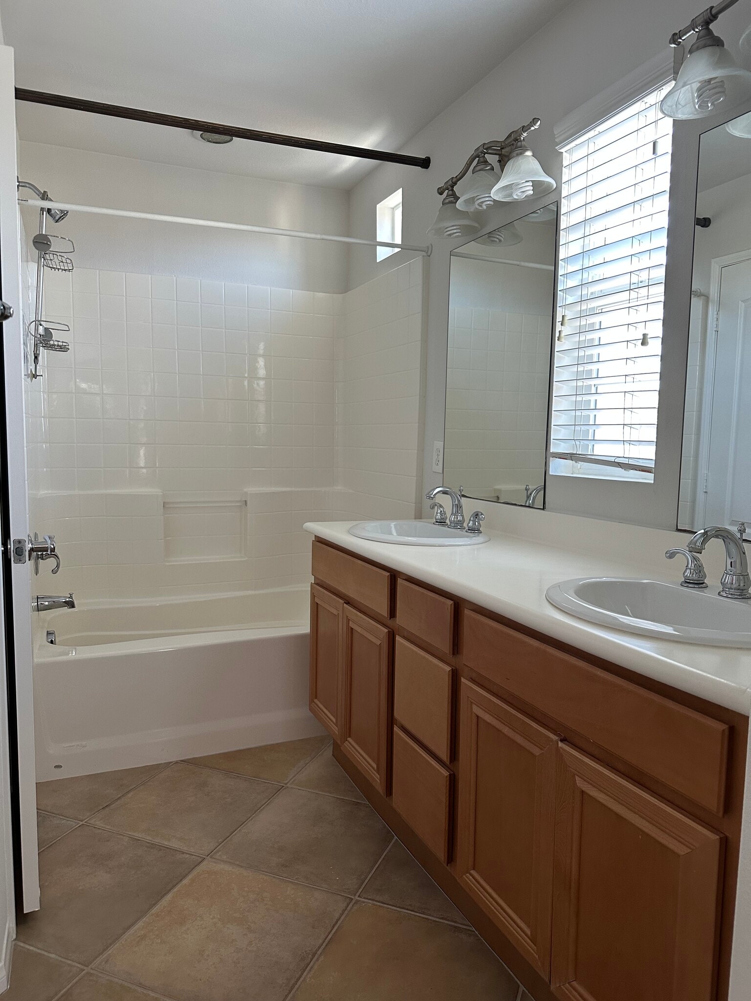 2nd bedroom bathroom - 5053 Plaza Promenade