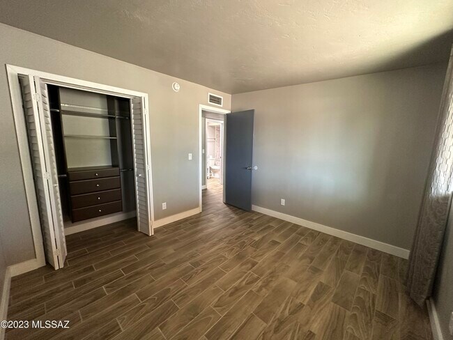 Building Photo - 7032 N Northlight Dr