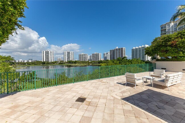 Building Photo - 19900 E Country Club Dr