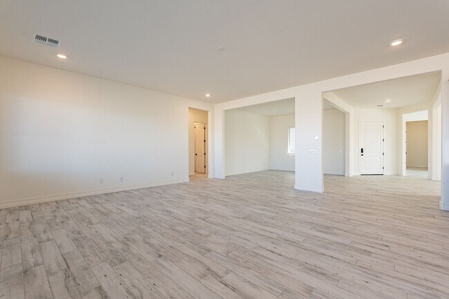 Building Photo - 5 BEDROOM 4 BATH SINGLE FAMILY HOME