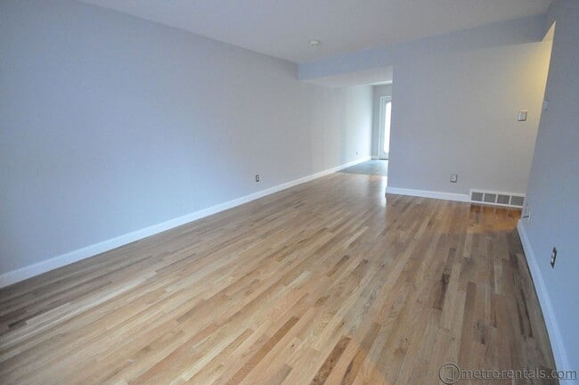 Building Photo - 4873-4873 Moreland Dr