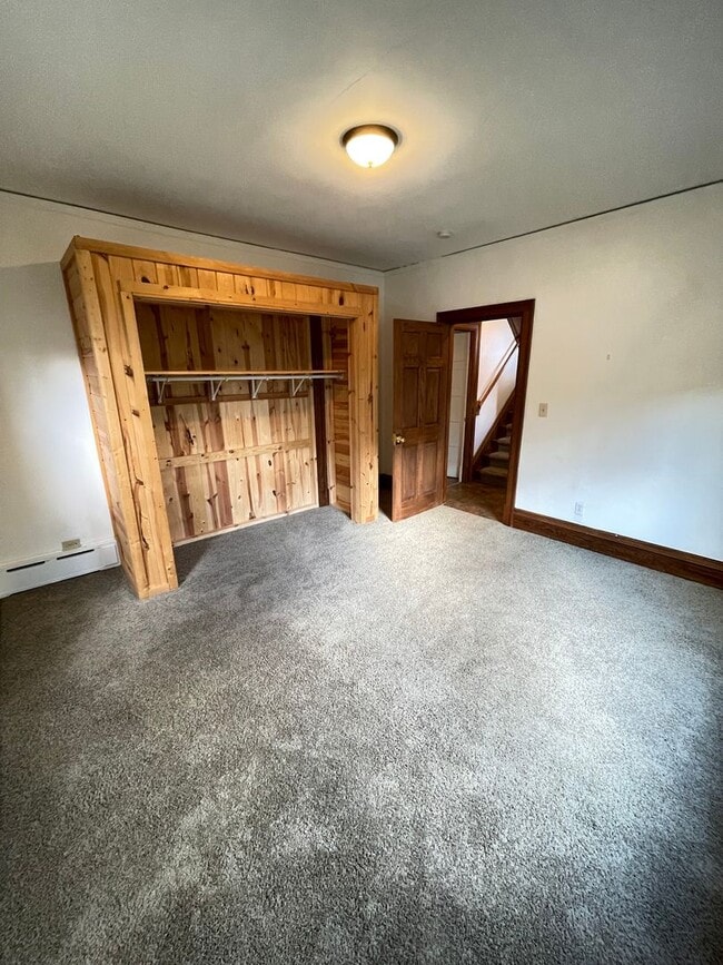 Building Photo - AVAILABLE NOW! 4 Bedroom 1 Bath Home!
