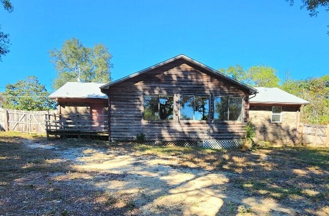 Building Photo - Open Floorplan, 3BD/3Bath with a Huge Sunr...