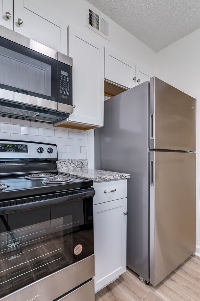 Building Photo - Charming 1-bedroom, 1-bath apartment locat...