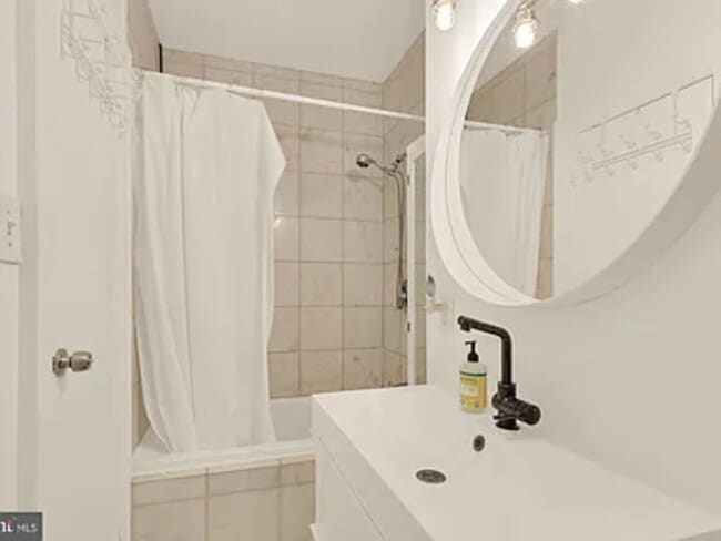 Building Photo - 1835 Mintwood Pl NW