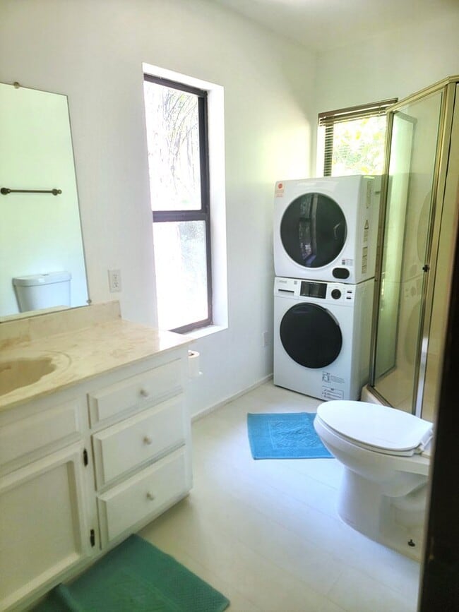 Building Photo - Renovated Cascade shores apartment