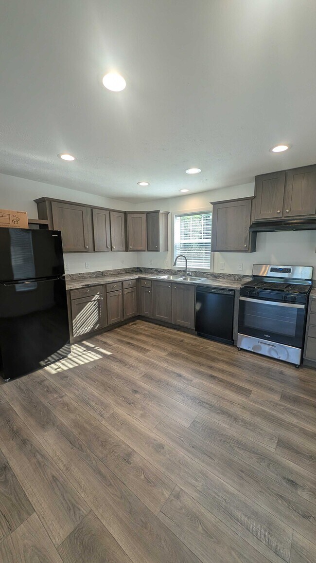 Building Photo - 9383 Evergreen Dr