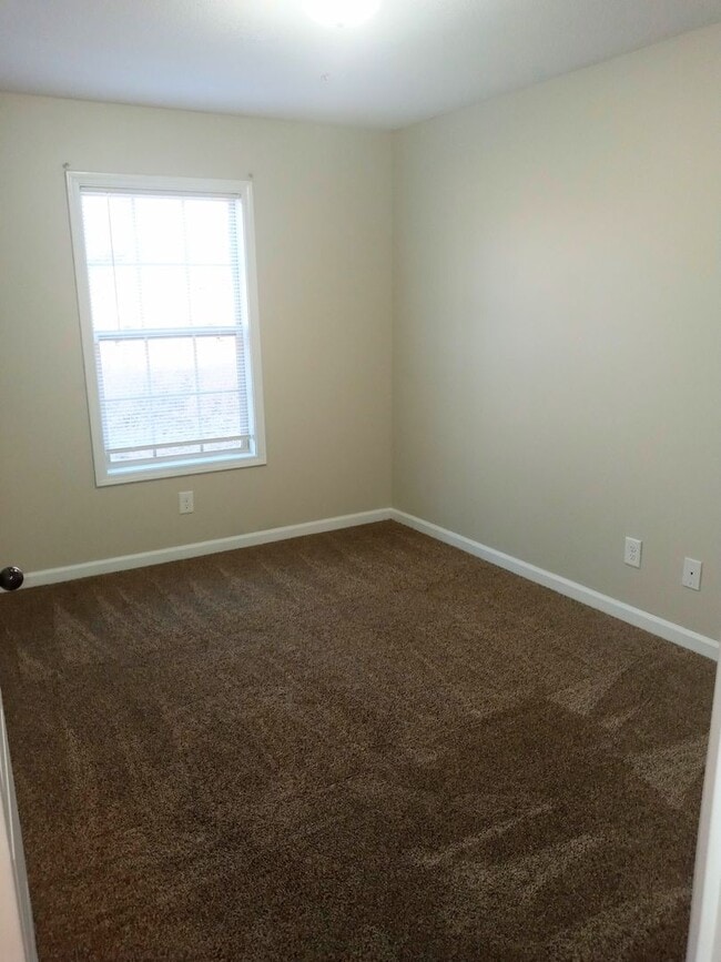 Building Photo - Beautiful 3 Bedroom, 2 Bath Split-Level Townhome with Garage