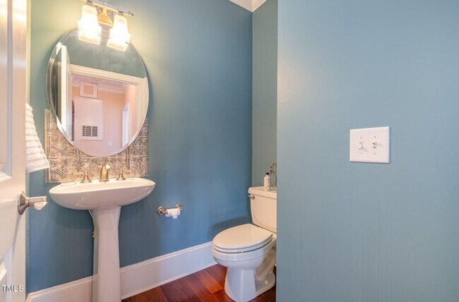 Building Photo - Prime Davis Park Location! Move-In Ready 2...