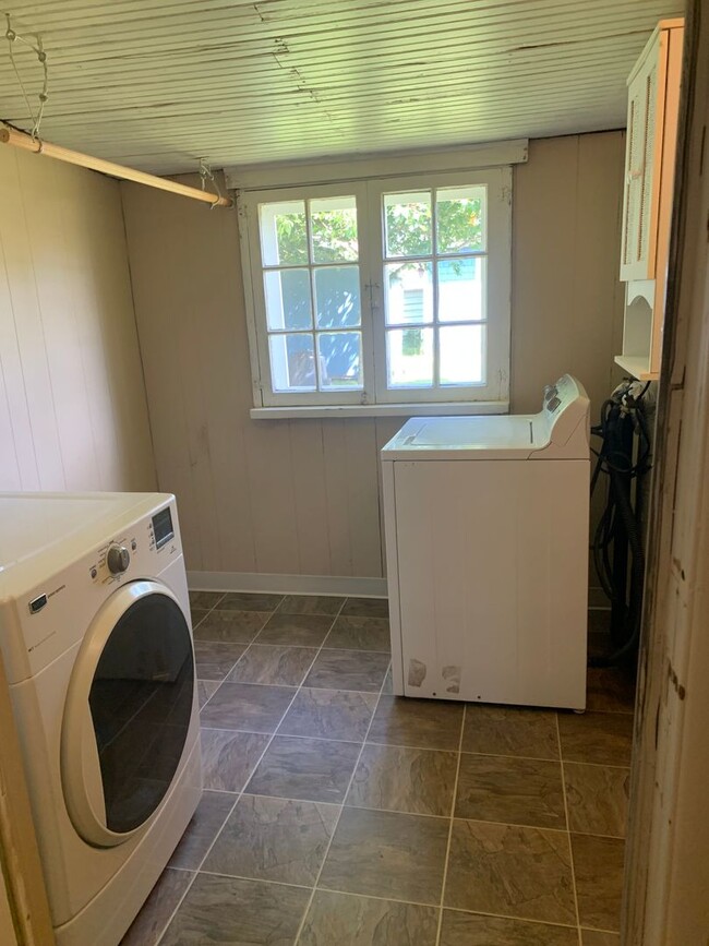 Building Photo - South Eugene 2+ Bedroom (with potential fo...