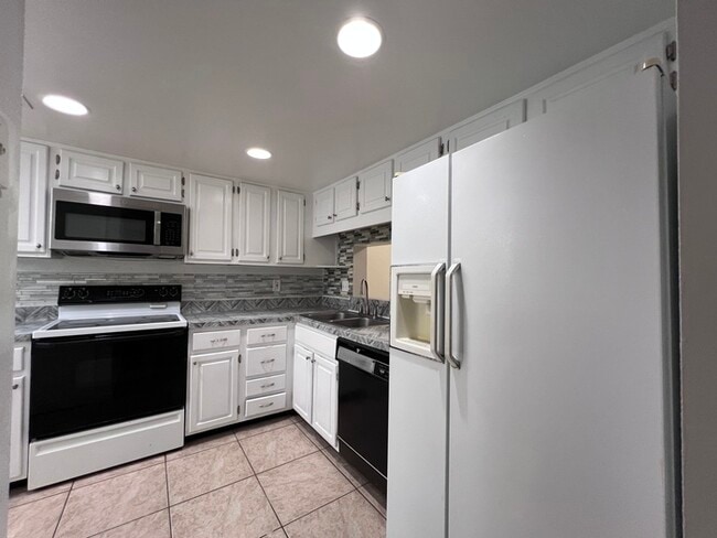 Building Photo - Stylish 2 Bed, 2 Bath Condo with Modern Am...