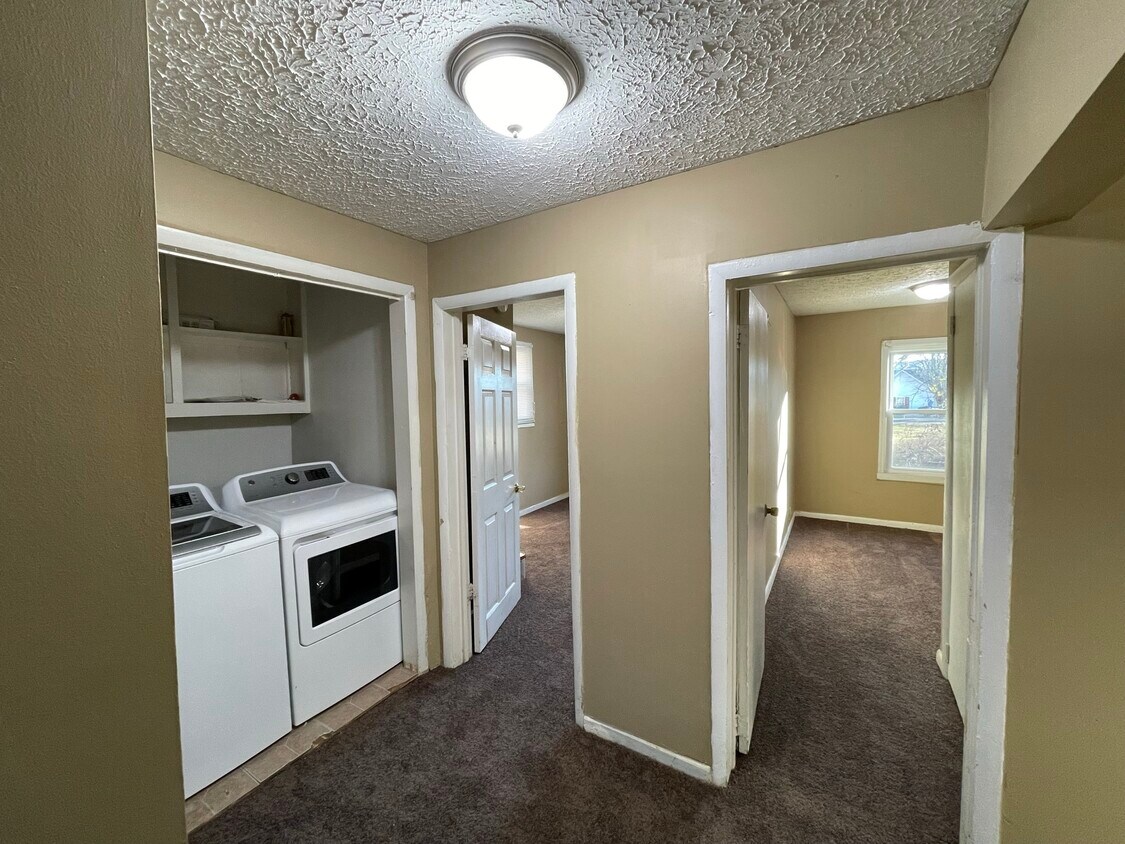Building Photo - 612 Sun Cir