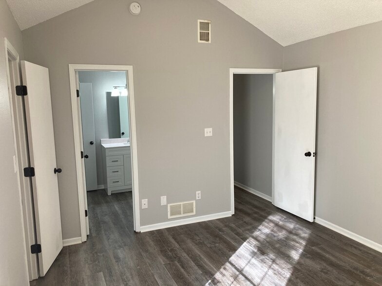 Building Photo - 2107 Highridge Dr