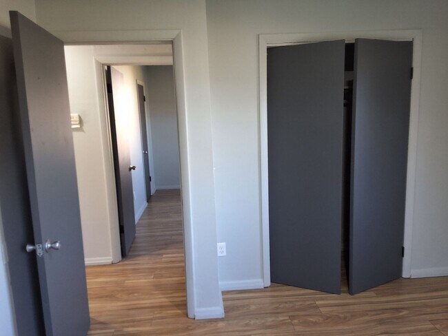 Building Photo - Comfy 2 Bedroom, 1 Bath House located in R...