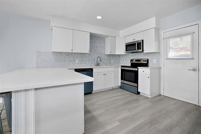 Building Photo - 524 6th Ave NE