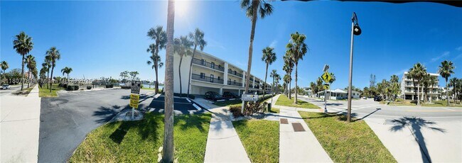 Building Photo - 3111 Pass a Grille Way