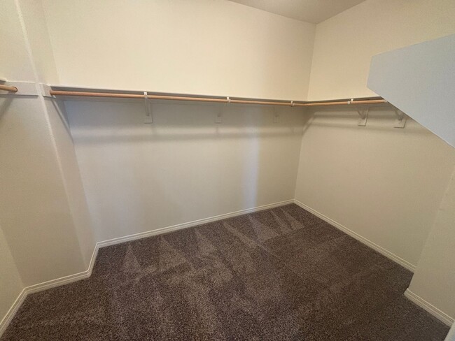 Building Photo - Stylish 3 Bedroom Home in the Gated River ...