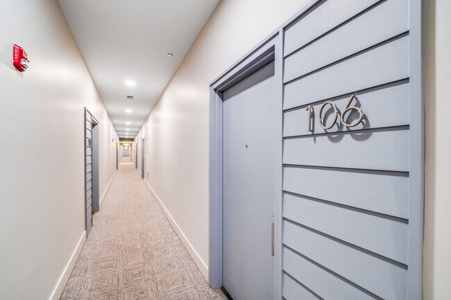 Building Photo - SouthEnd Luxury + Included Utilities (Gas,...