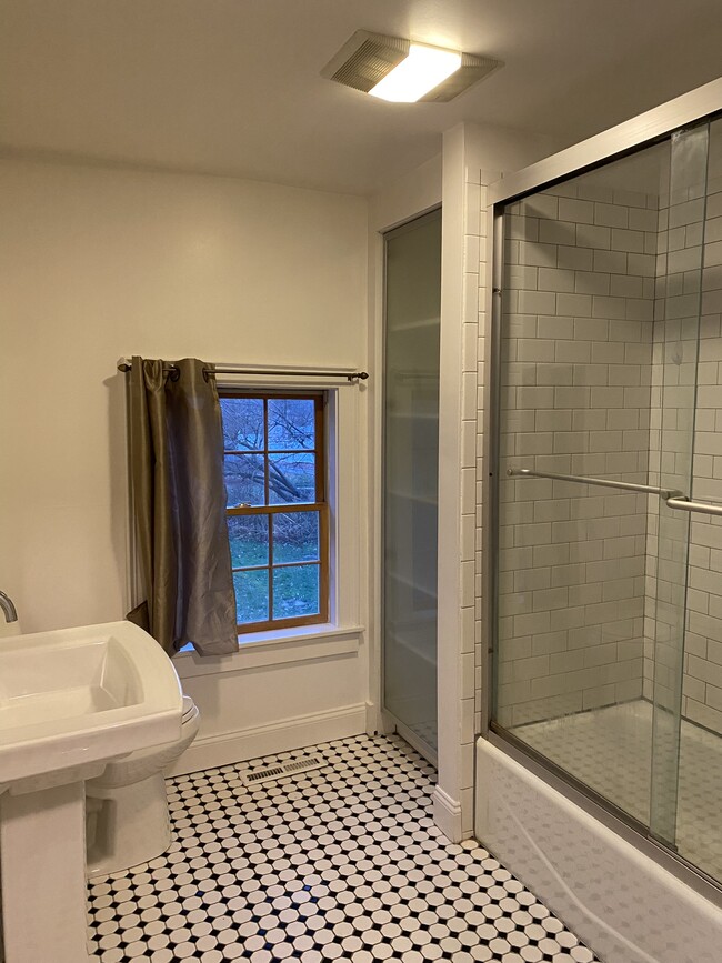 Building Photo - 4002 Chatham St