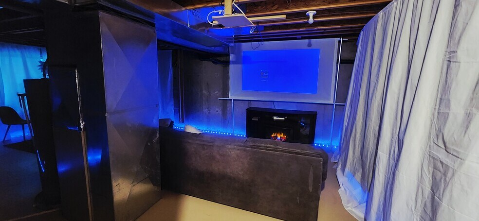 Entertainment Room - 976 Monroe Ave