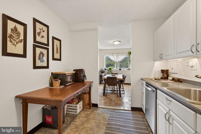 Building Photo - 1225 Martha Custis Dr