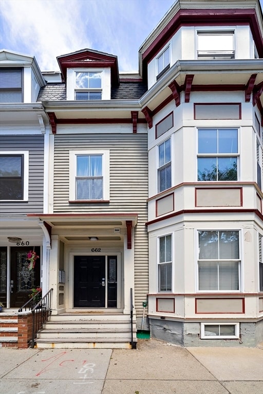 Building Photo - 662 E 7th St