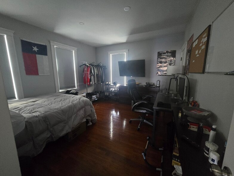 1st fl bedrm #1 - 81 Bow St