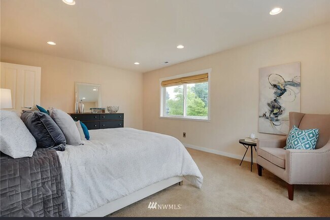 Building Photo - Spacious 5 bedroom home in desirable North Seattle Location!