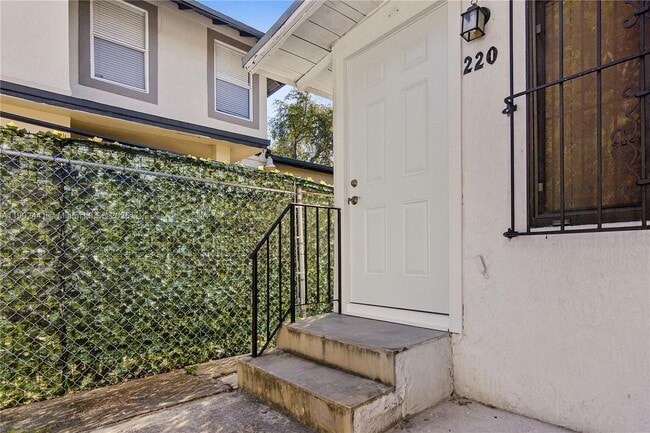 Building Photo - 218 SW 6th Ave