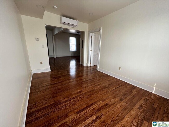 Building Photo - 529 Linden St